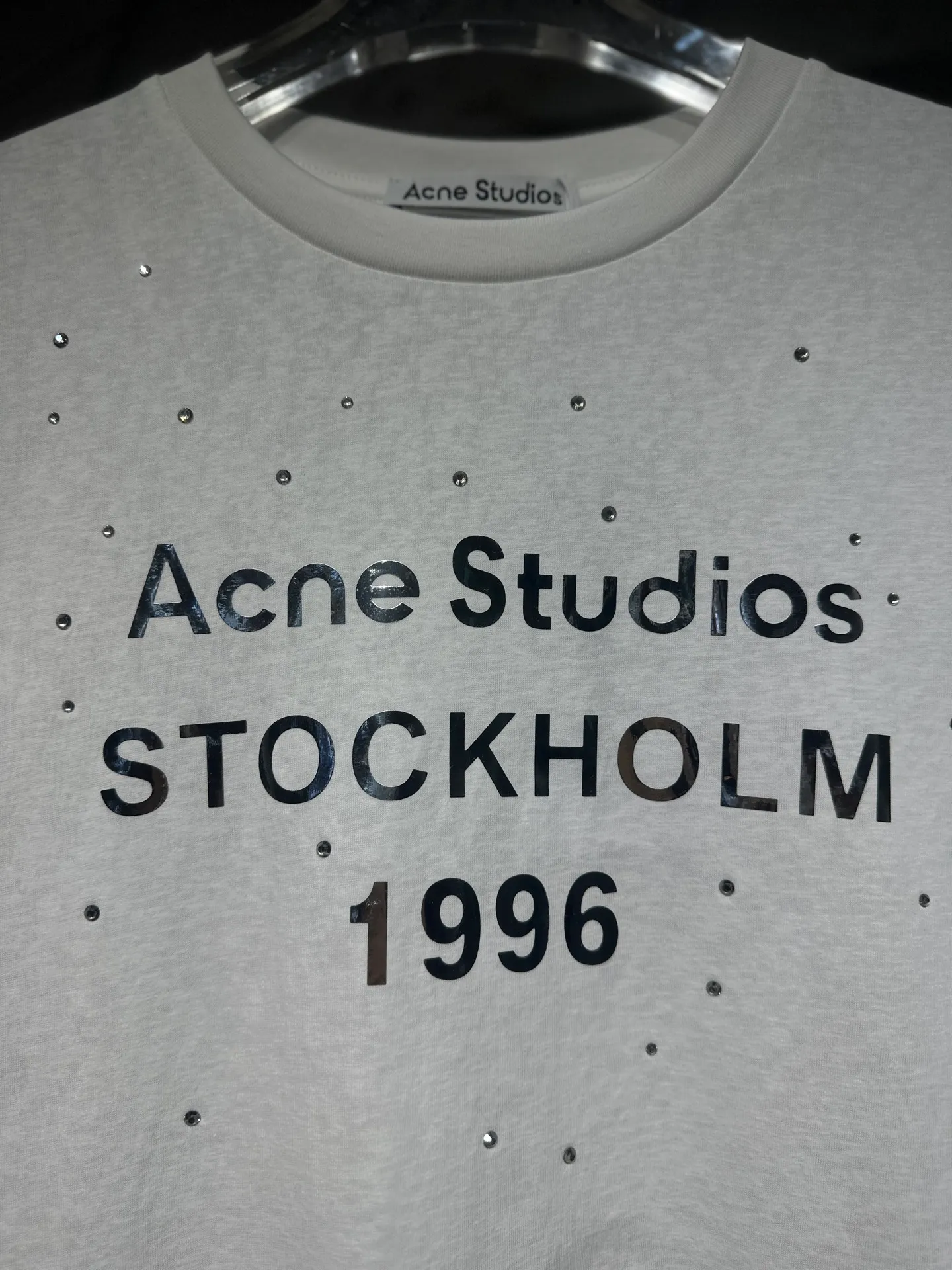 Acne Studios New Arrival North America Limited Laser Silver Silver Series Long Sleeve Hot Diamond T-Shirt Acne Studios Highest Edition Long Sleeve Series Long Sleeve T-shirt is one that you can’t help but love. The long-sleeved T os version is not picky. The snowflake cotton fabric feels soft and smooth and is not easy to wash. The fabric has been treated so it is stronger than the Quality counter. It can be used as sun protection clothing in summer. The same fabric as the original version is relatively thin. The feel and count are in place. The fried yellowing effect is cool. The printing effect is also in place. Details are online for comparison. 1 color and four sizes #long-sleeved T-shirt # #acne Color: White Black Size: S M LXL